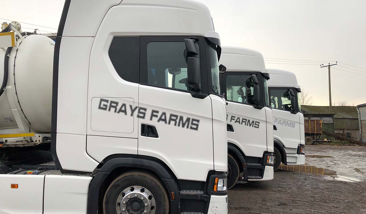 AM Gray Haulage low-loader lorry in action - Grays Farms